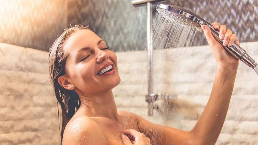 Як приймають душ чоловік та жінка